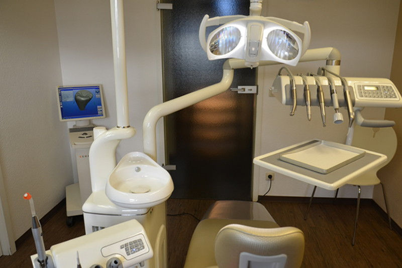Moderne Behandlungseinheit mit CEREC-Bildschirm in der Zahnarztpraxis Georgenborn